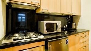 Wasserkocher mit Kaffee-/Teezubehör, Kühlschrank, Mikrowelle, Ofen