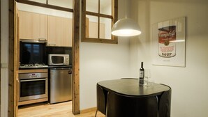 Wasserkocher mit Kaffee-/Teezubehör, Kühlschrank, Mikrowelle, Ofen