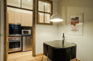 Fridge, microwave, oven, coffee/tea maker
