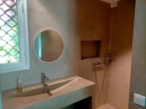 Shower, bidet - Chez Mister J, spacious villa with swimming pool, in the heart of the Cala Rossa estate. (Lecci)