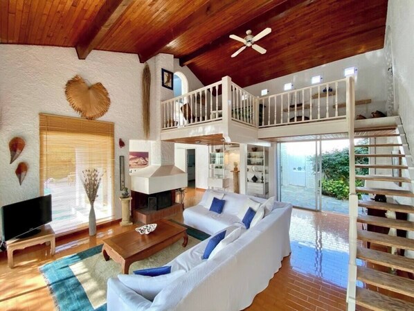 TV - Chez Mister J, spacious villa with swimming pool, in the heart of the Cala Rossa estate. (Lecci)