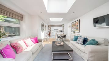 Comfort Apartment, City View | Living area | LED TV