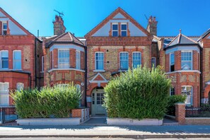 Comfort Apartment, City View | City view - 2Bedroom flat with garden in Battersea (London)