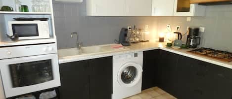 Réfrigérateur, micro-ondes, four, plaque de cuisson