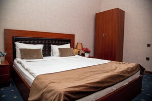 Habitación doble estándar, vista a la ciudad | Escritorio, cortinas blackout y tabla de planchar con plancha 