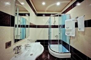 Pancuran mandi, kelengkapan dandanan diri percuma, pengering rambut 