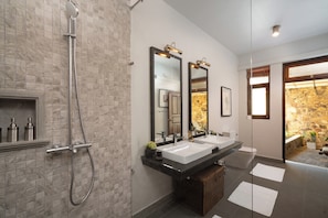 Premier Room | Bathroom | Shower, rainfall showerhead, free toiletries, hair dryer - Taru Villas Levita - Kandy (Kandy)
