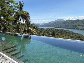 Outdoor pool, pool umbrellas, sun loungers - Taru Villas Levita - Kandy (Kandy)