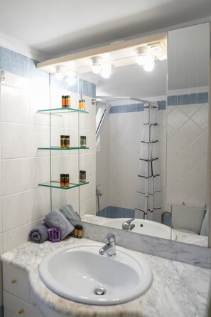 Douche, sèche-cheveux, serviettes fournies, savon