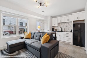 TV, offices - Cozy Unit | Nashville Stay | Downtown & Top Spots! (Nashville)