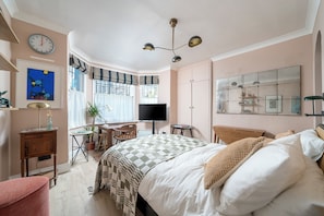 32-inch flat-screen TV with cable channels - Charming Studio moments from Portobello (London)