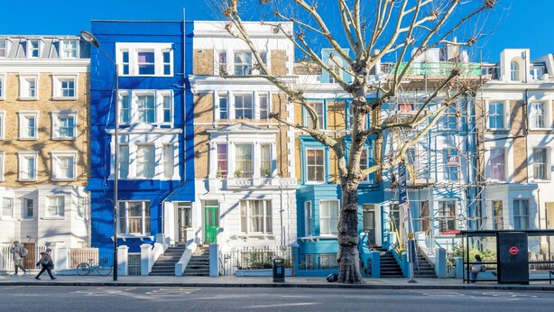 A row of terraced houses with a tree in the foreground. - Charming Studio moments from Portobello (London)