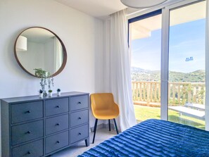 2 quartos, ferros/tábuas de passar roupa, berço de viagem