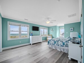 Room - 4BR Canal Front House in North Topsail Beach with Boat Ramp - Sleeps 10 (North Topsail Beach)
