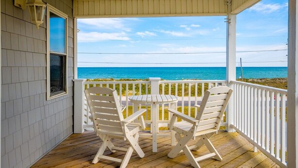 Terrace/patio - 4BR Canal Front House in North Topsail Beach with Boat Ramp - Sleeps 10 (North Topsail Beach)