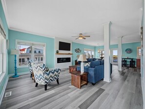 Living area - 4BR Canal Front House in North Topsail Beach with Boat Ramp - Sleeps 10 (North Topsail Beach)