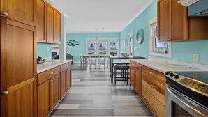 Coffee/tea maker, fridge, microwave, oven - 4BR Canal Front House in North Topsail Beach with Boat Ramp - Sleeps 10 (North Topsail Beach)