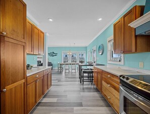 Private kitchen - 4BR Canal Front House in North Topsail Beach with Boat Ramp - Sleeps 10 (North Topsail Beach)