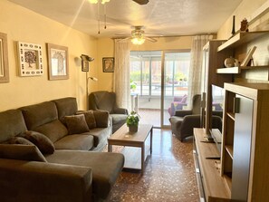 TV - Two bedroom apartment next to the Sunday Market in Benidorm (Benidorm)