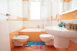 Dusche, Haartrockner, Bidet, Handtücher