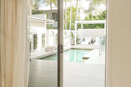 Whitehaven ~ 100m to Beach + Private Pool