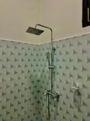 Standaard tweepersoonskamer, balkon, uitzicht op bergen | Badkamer | Gratis toiletartikelen, badjassen, handdoeken, zeep