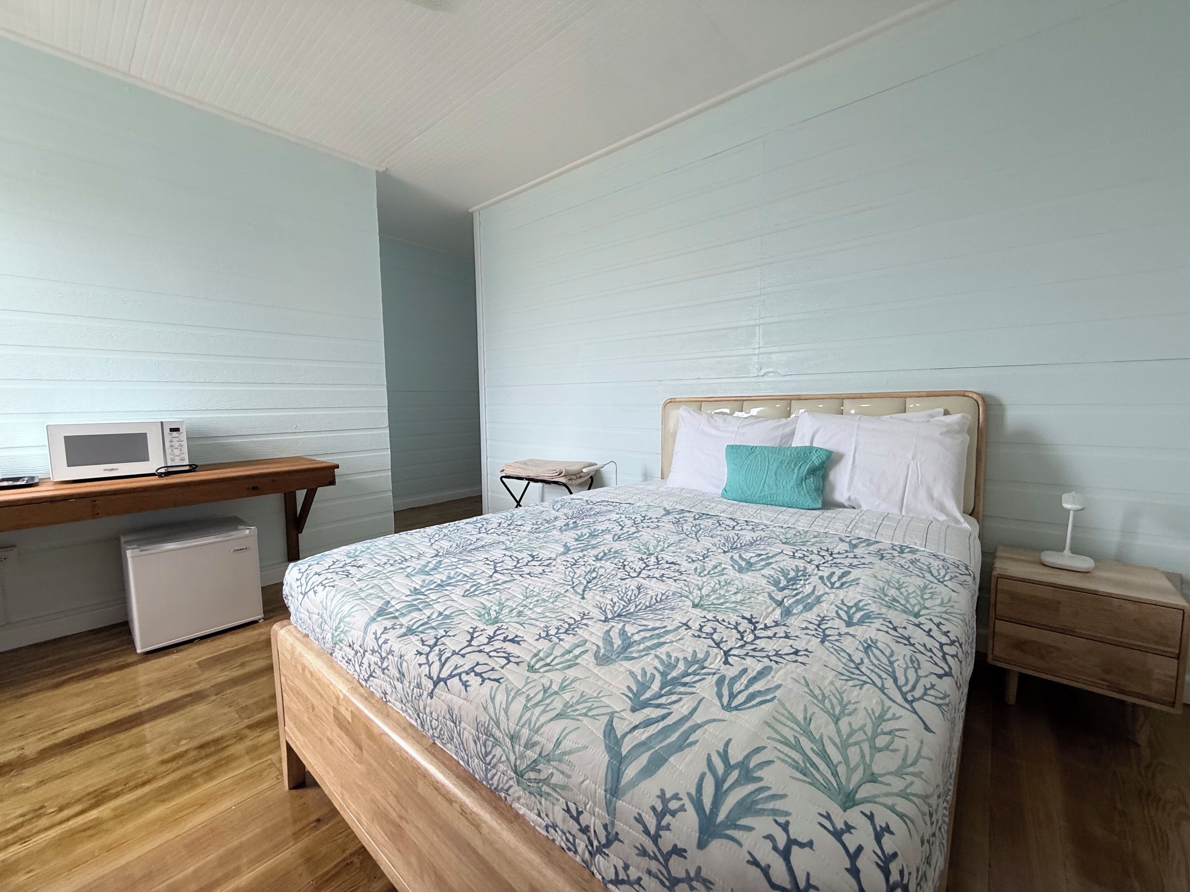 Standardrum | Värdeförvaringsskåp på rummet och arbetsyta för laptop