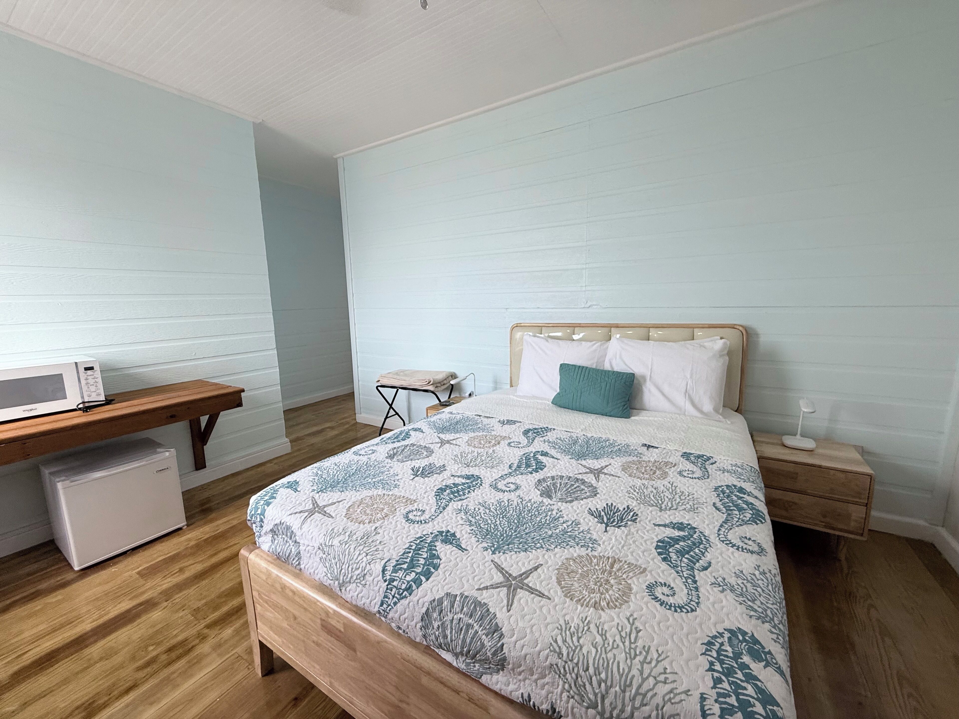 Standardrum - 1 queensize-säng | Värdeförvaringsskåp på rummet och arbetsyta för laptop