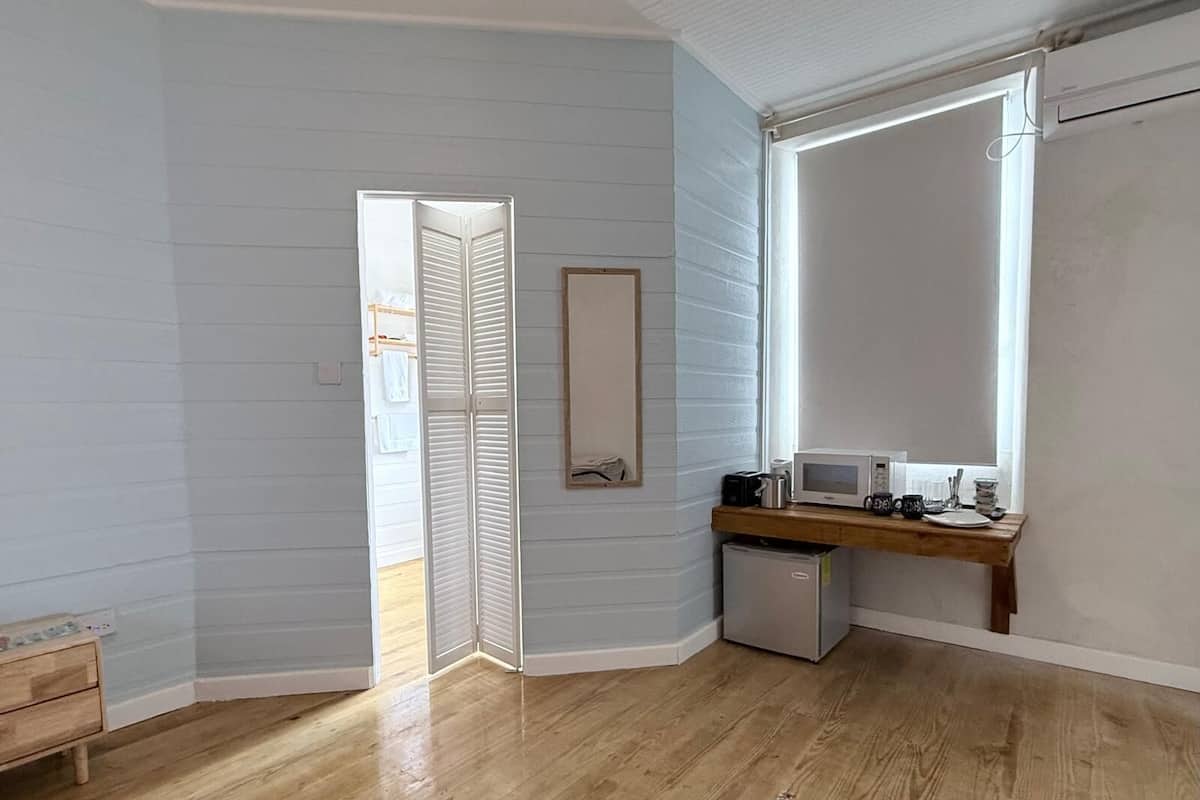 Caja de seguridad en la habitación y espacio para trabajar con laptop