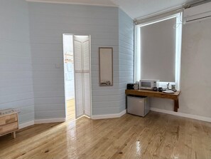 Habitación estándar, 1 cama Queen size | Caja de seguridad en la habitación y espacio para trabajar con laptop 