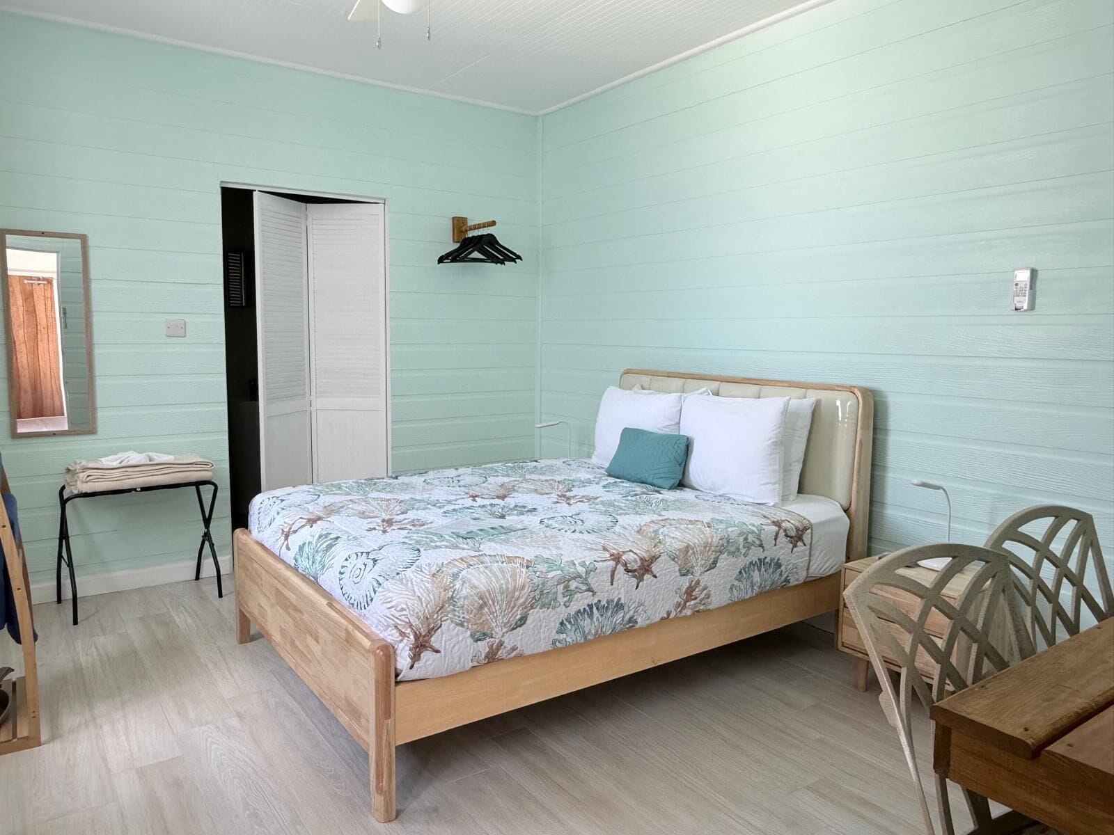 Caja de seguridad en la habitación y espacio para trabajar con laptop 