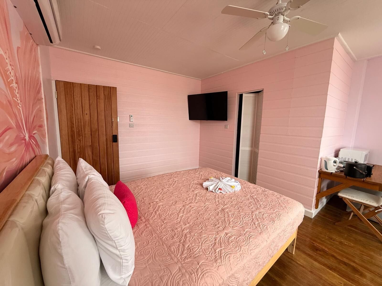 Caja de seguridad en la habitación y espacio para trabajar con laptop 