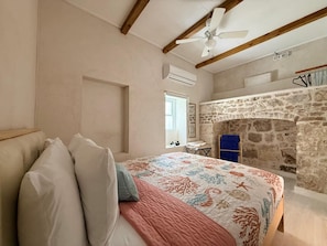 Habitación estándar, 1 cama Queen size, cocina, junto a la playa | Caja de seguridad en la habitación y decoración personalizada 