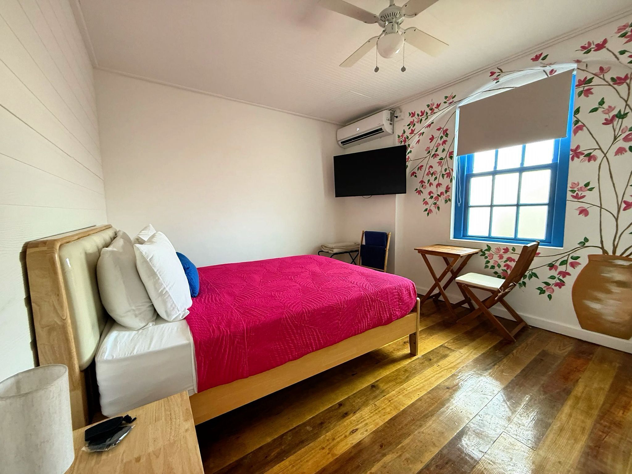 Phòng Tiêu chuẩn | Két bảo mật tại phòng, khu vực làm việc phù hợp cho laptop 