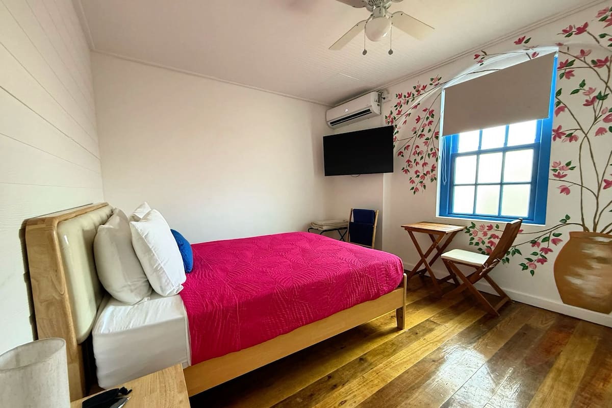 Phòng Tiêu chuẩn | Két bảo mật tại phòng, khu vực làm việc phù hợp cho laptop