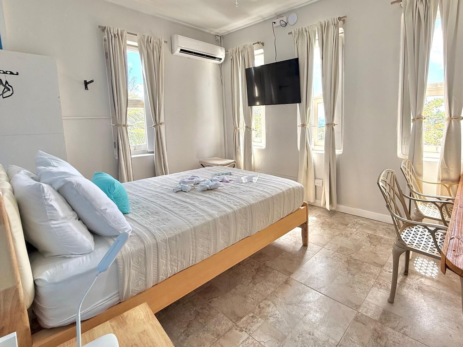 Rom – standard, 1 soverom, sjøutsikt | Safe på rommet, blendingsgardiner og wi-fi (inkludert)