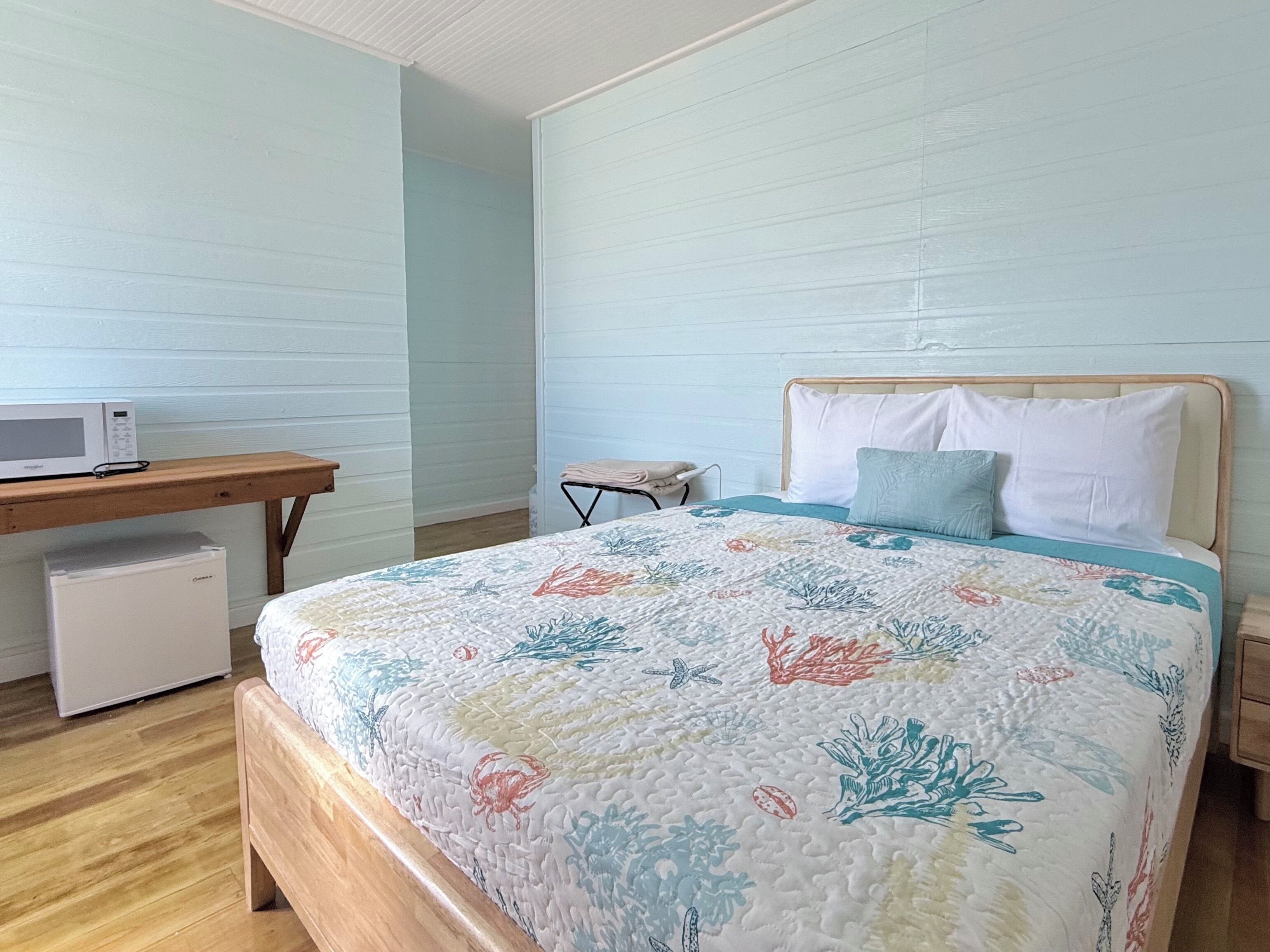 Standardrum | Värdeförvaringsskåp på rummet och arbetsyta för laptop