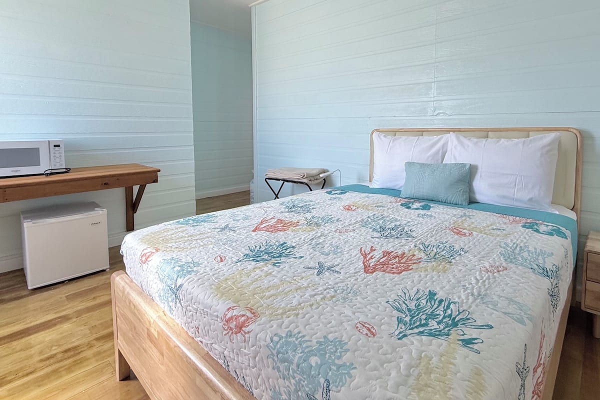 Standardrum | Värdeförvaringsskåp på rummet och arbetsyta för laptop