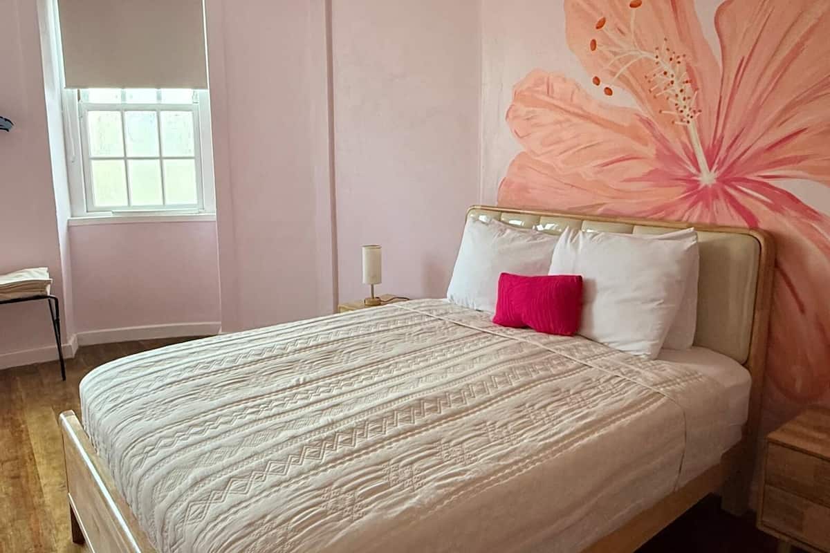 Caja de seguridad en la habitación y espacio para trabajar con laptop