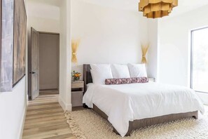 5 bedrooms, iron/ironing board, travel crib, WiFi - Ultra-Luxe Escape | Sleeps 16 | Minutes to RT (Carmine)