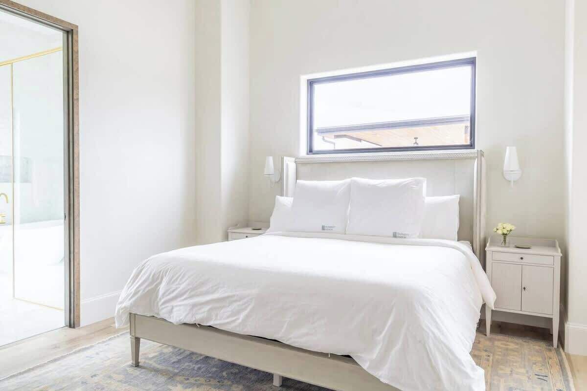 5 chambres, fer et planche à repasser, lit de bébé portatif, Wi-Fi