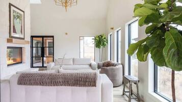 TV, lareira, escritórios