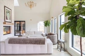 Televisión, chimenea y oficina 