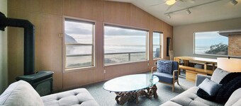Oceanfront Views! Hot Tub! Walk to Everywhere in Yachats!