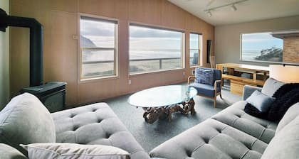 Oceanfront Views! Hot Tub! Walk to Everywhere in Yachats!