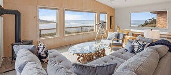 Oceanfront Views! Hot Tub! Walk to Everywhere in Yachats!