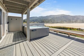 Terrace/patio - Oceanfront Views! Hot Tub! Walk to Everywhere in Yachats! (Yachats)