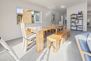 Dining - Oceanfront Views! Hot Tub! Walk to Everywhere in Yachats! (Yachats)