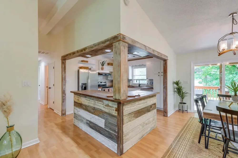 Pet-Friendly Lake Norman Retreat - Sherrills Ford, NC