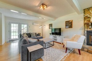 Familiehus, 3 soverom, kjøkken, bakgårdsutsikt | Oppholdsområde | En 45-tommers smart-TV med kabel-kanaler samt Netflix og Hulu